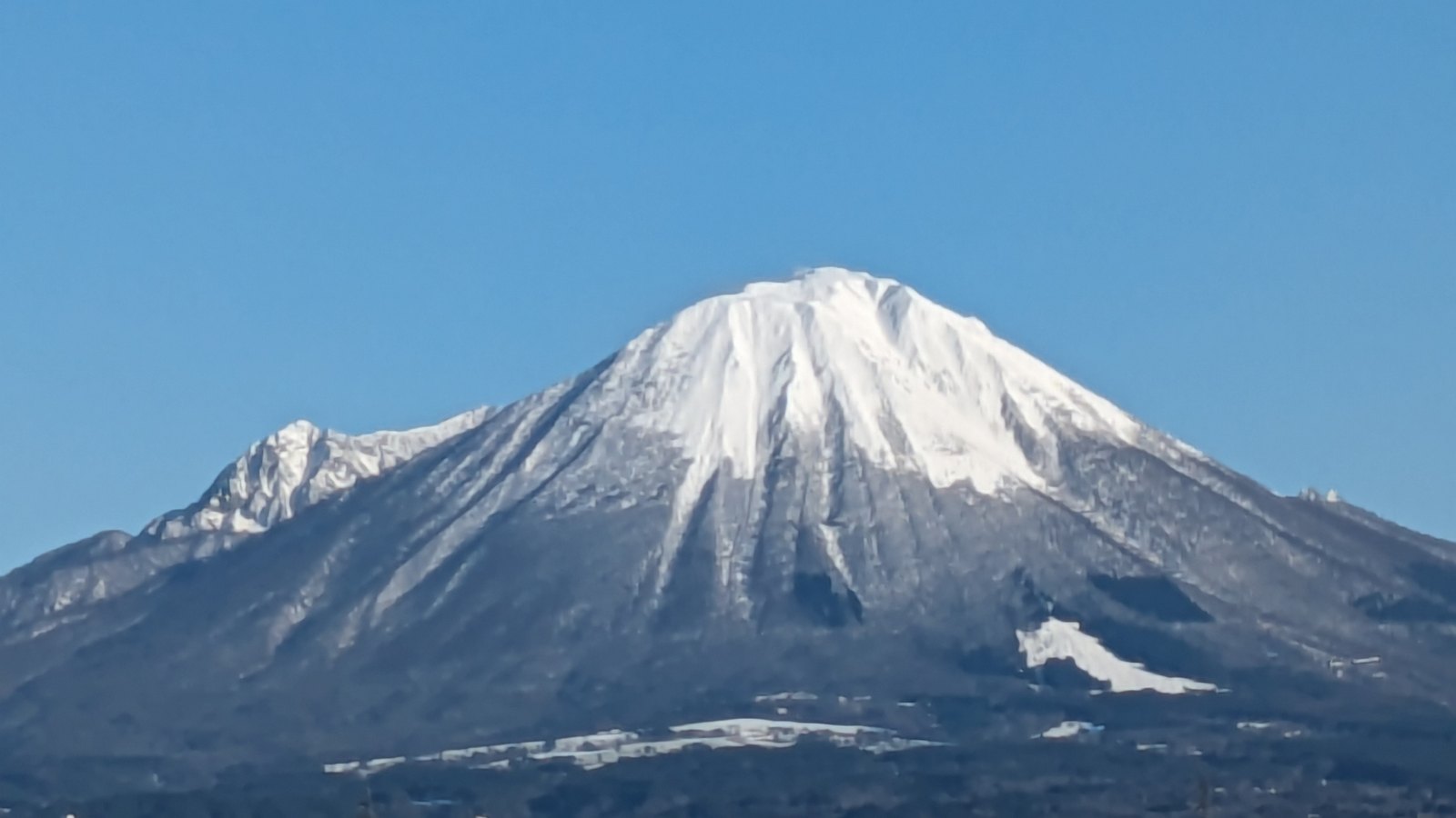 青空にそびえる雪化粧の大山
